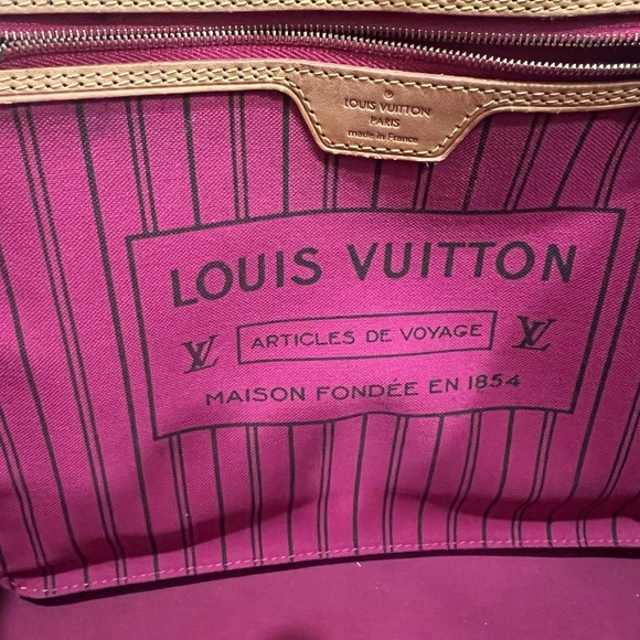 Louis Vuitton Brown Monogram Neverfull MM with Magenta interior. Includes pouch. - Picture 2 of 15